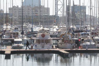 Uno de los pantalanes donde atracan las embarcaciones de la marina del Port Vell, en la Barceloneta.