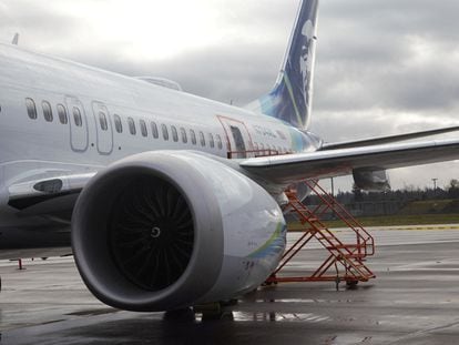 El avión Boeing 737-9 MAX de la aerolínea Alaska Airlines tras el aterrizaje de emergencia en Portland, Oregon, el 7 de enero de 2024.