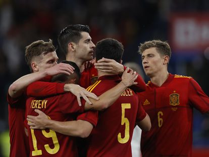 Los jugadores de la selección española celebran abrazados uno de los goles de Álvaro Morata.