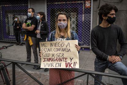 Una vecina sujeta una pancarta durante la manifestación en Puente de Vallecas, este domingo.