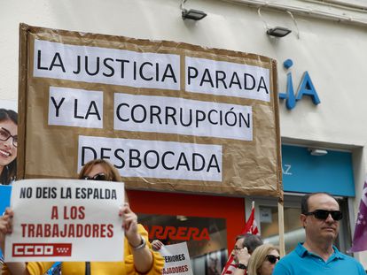 Concentración de funcionarios de la Administración de Justicia en huelga ante la sede del PSOE en Madrid para exigir mejoras salariales y laborales.