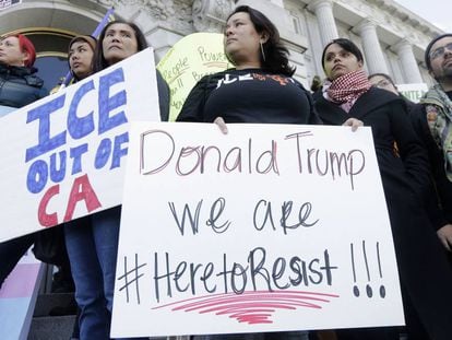 Manifestaci&oacute;n en San Francisco contra Donald Trump, en enero. El cartel de la izquierda dice &quot;polic&iacute;a de inmigraci&oacute;n fuera de California&quot;. 