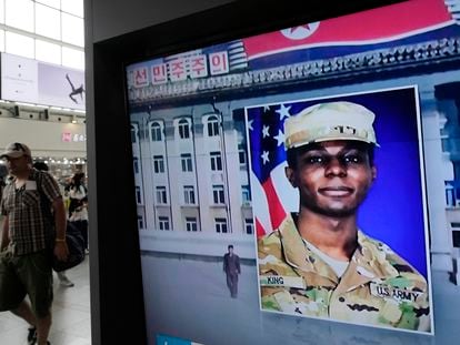 Una pantalla muestra la fotografía del soldado Travis King durante un programa de noticias en la estación de trenes de Seúl, en Corea del Sur.