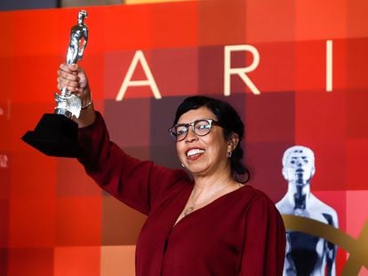 La director Tatiana Huezo posa con su Ariel a mejor guión adaptado por 'Noche de fuego', durante la edición 64 de la entrega de los premios Ariel, en Ciudad de México, el 11 de octubre de 2022.