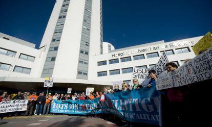 Las dos columnas de manifestantes concluyeron ante la puerta principal del hospital de Bellvitge. 