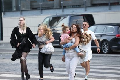 Unas personas salían corriendo del centro comercial en el que se ha producido el tiroteo, este domingo en Copenhague (Dinamarca).
