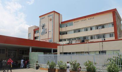 Fachada del hospital Aurelio Valdivieso, en Oaxaca de Juárez, donde están internados los tres menores afectados.