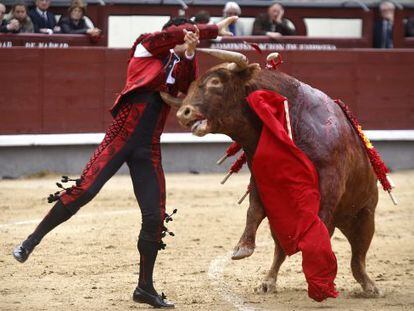 Morenito de Aranda result&oacute; prendido al entrar a matar al segundo toro.