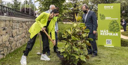 La cantante India Martínez; el presidente de Ecodes, José Ángel Rupérez y el CEO de DKV, Josep Santacreu, plantan un árbol en el lanzamiento de la campaña. 