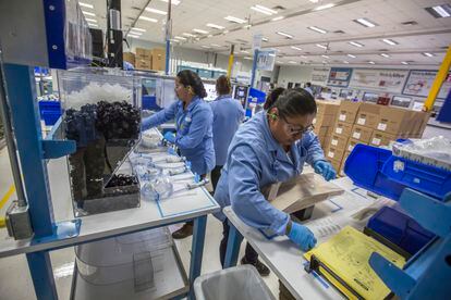 Trabajadoras empacan medicinas en una fábrica en Tijuana, en 2019.