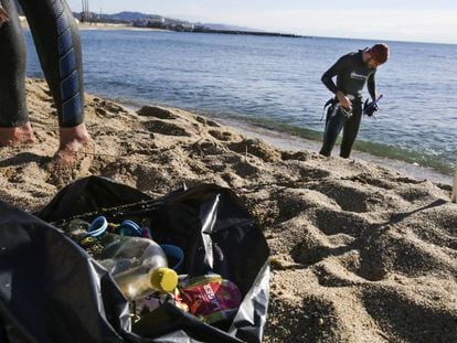 Els voluntaris recullen gairebé 35 quilos de residus del litoral barceloní.