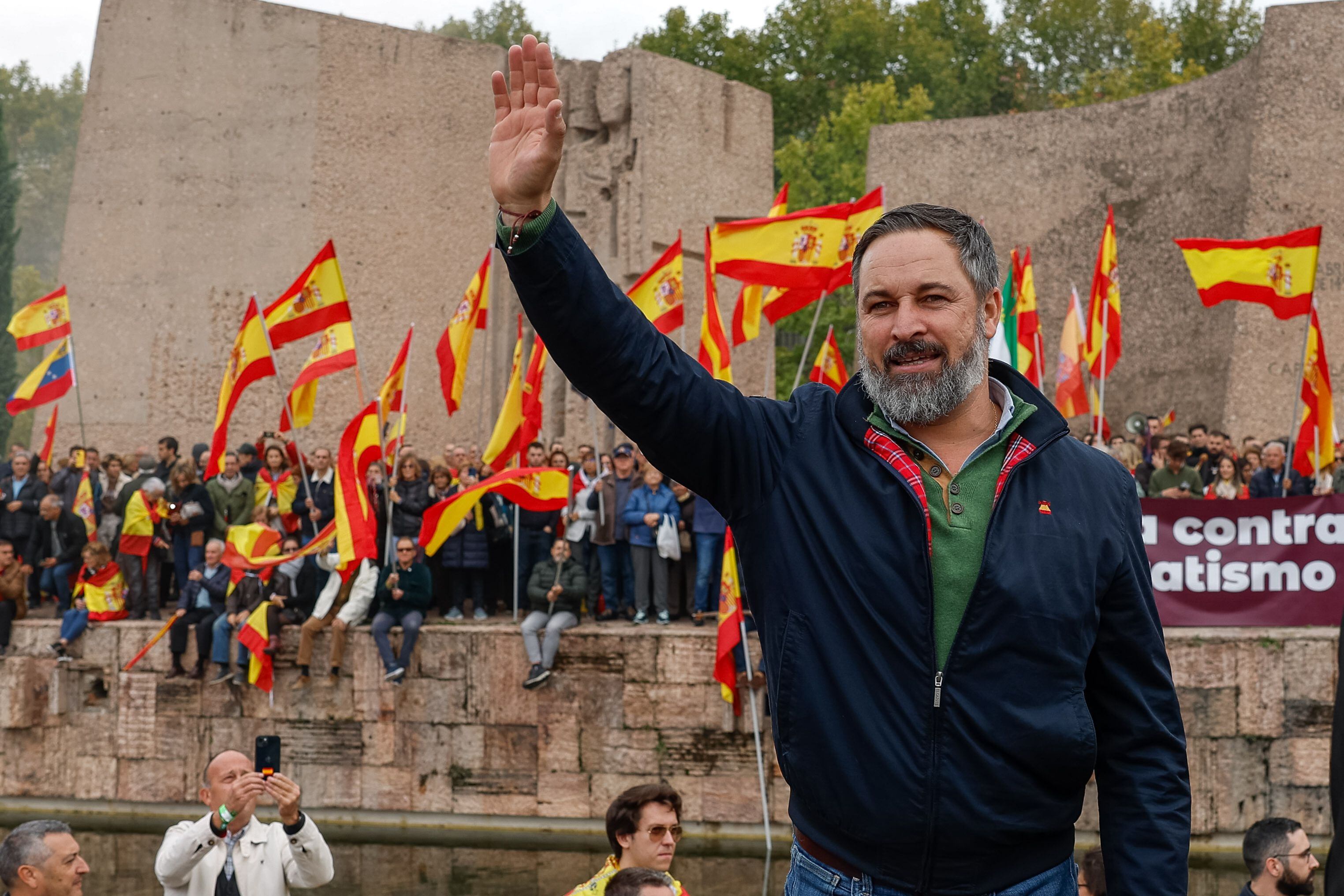 El líder de VOX, Santiago Abascal, en la manifestación contra la amnistía y las negociaciones convocada este domingo por la Fundación para la Defensa de la Nación Española (DENAES), en la plaza de Colón en Madrid. 