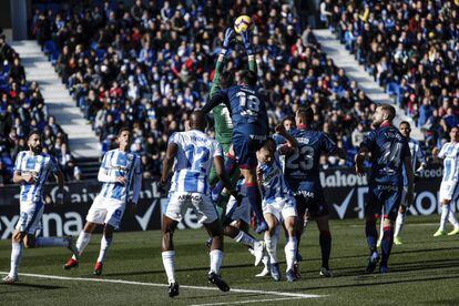 Cuéllar atrapa el balón ante Insua.