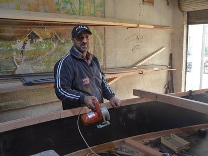 Bassem fabrica un barco en su local situado en el mercado de pescado de Mosul.