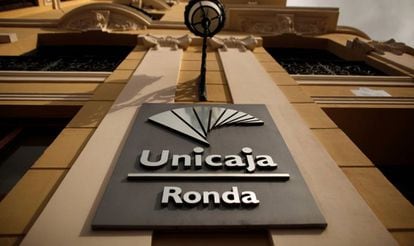 El logotipo de Unicaja Banco en Ronda (Málaga).