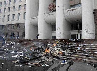 Los estudiantes atacan la sede del parlamento moldavo en la capital, Chisinau