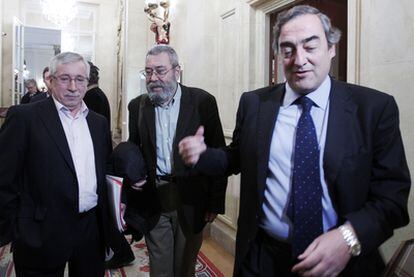 El líder de CC OO, Ignacio Fernández Toxo (izquierda), y Cándido Méndez (UGT), junto al presidente de la CEOE, Juan Rosell.