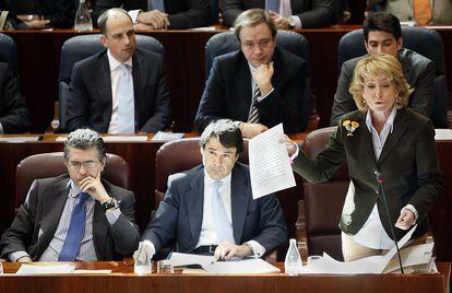 Esperanza Aguirre muestra un documento en un pleno de la Asamblea en 2009, cuando era presidenta de la Comunidad de Madrid. Junto a ella, Ignacio González (c) y Francisco Granados (i) .