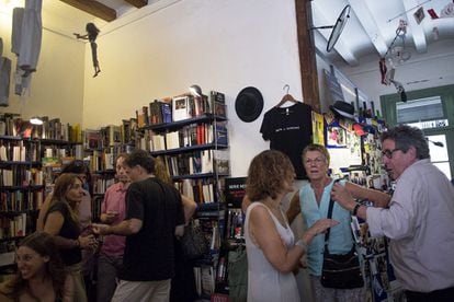 Roda de premsa en què el llibreter i propietari de la Negra y Criminal, Paco Camarasa, ha anunciat el tancament de l'establiment.