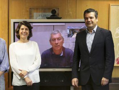 Gil Arias, Ana Abril, Miguel Pajares (en videoconferencia desde Barcelona) y Emilio Gallego, el sábado 10 en la redacción de EL PAÍS.