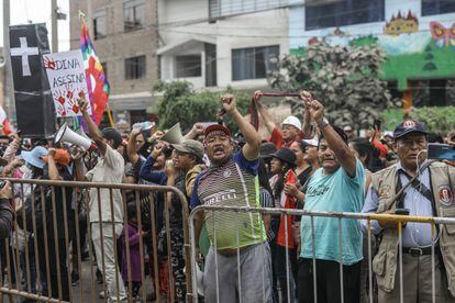 Decenas de personas protestan en el centro de Lima, donde miles de agentes de la Policía Nacional de Perú (PNP) y de las Fuerzas Armadas se han desplegado para evitar incidentes durante las manifestaciones convocadas. 
