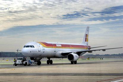 Avi&oacute;n de la aerol&iacute;nea Iberia en el aeropuerto de El Prat de Llobregat. 