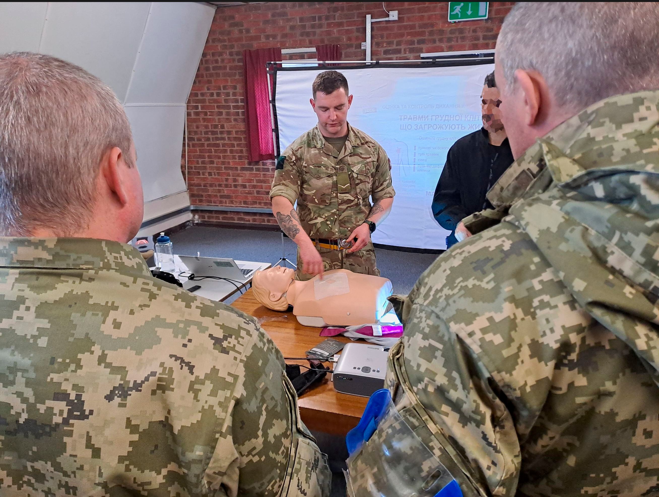 Militares ucranios asisten a una formación de primeros auxilios a heridos de guerra impartida por un instructor del ejército británico. 
