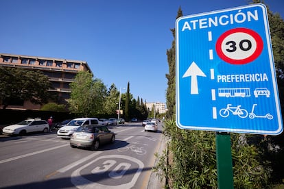 Calle Severo Ochoa de Granada con limitación de velocidad en uno de sus carriles a 30 kilómetros por hora.