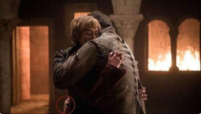 Abajo, en un círculo rojo, la mano de Jaime Lannister. ¿No quedamos en que se la cortaron?