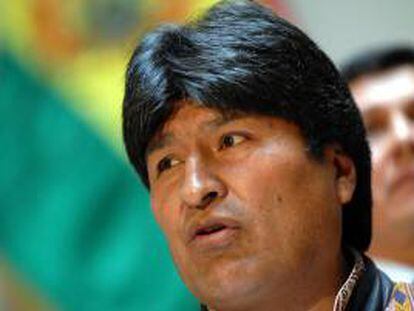 En la imagen un registro del presidente de Bolivia, Evo Morales, quien justificó la compra de una aeronave para su transporte al asegurar que "contar con instrumentos de trabajo como los helicópteros ya no es lujo, sino una necesidad". EFE/Archivo