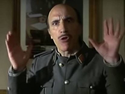 José Sazatornil como el cabo Gutiérrez de la Guardia Civil en la película 'Amanece que no es poco'. En vídeo, varios momentos de la carrera de José Luis Cuerda.