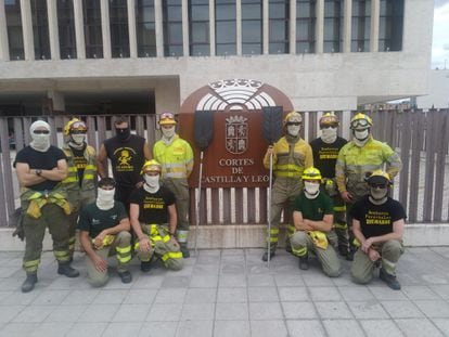 Un grupo de trabajadores especializados en la extinción de incendios que ha participado en las protestas, este miércoles, en Valladolid.
