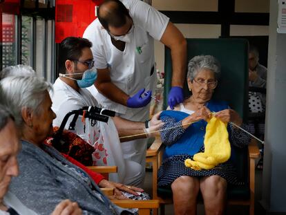 Tercera vacuna para los usuarios de las residencias de  Sant Pere de les Fonts en Terrasa.