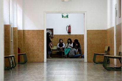 Alumnos del instituto Beatriz Galindo en el pasillo durante la jornada de paros.
