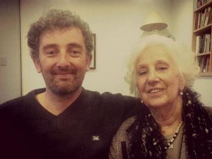 Foto publicada en el perfil de Twitter de Ignacio Hurban, nieto de Estela de Carlotto, presidenta de las Abuelas de Plaza de Mayo, bajo el siguiente mensaje: "Gracias, muchas gracias".