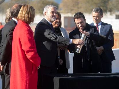 El presidente de la Generalitat, Pere Aragonès (segundo desde la derecha), junto al alcalde de Barcelona, Jaume Collboni, durante el acto de colocación de la primera piedra de la ampliación del recinto de Fira de Barcelona, el pasado diciembre.