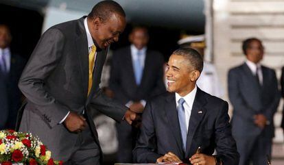 Obama con su hom&oacute;logo en Kenia, Uhuru Kenyatta.