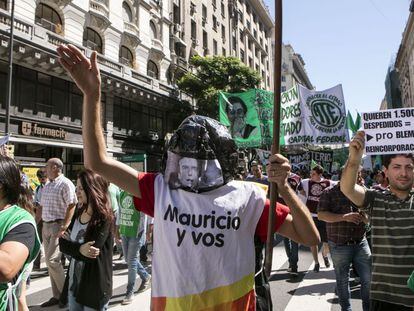 Trabajadores estatales agrupados en ATE marchan hacia Plaza de Mayo, en Buenos Aires, en protesta por los despidos