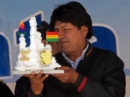 El presidente de Bolivia, Evo Morales, observa el pasado 3 de enero un obsequio de un trabajador de la planta piloto de Carbonato de Litio, en Llipi (Bolivia). 