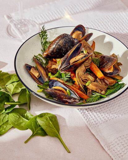 Reportaje sobre cenas de primavera. Braseado de alcachofas y espinacas con mejillones, vino blanco y zanahoria