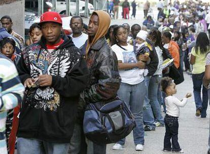 Ciudadanos de Cincinnati (Ohio) tuvieron que guardar ayer largas colas para poder votar de forma anticipada.