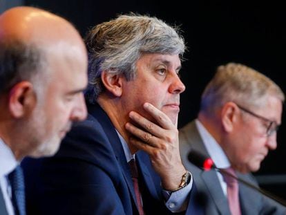 Mário Centeno (en el centro), junto a Pierre Moscovici y Klaus Regling tras el Eurogrupo.