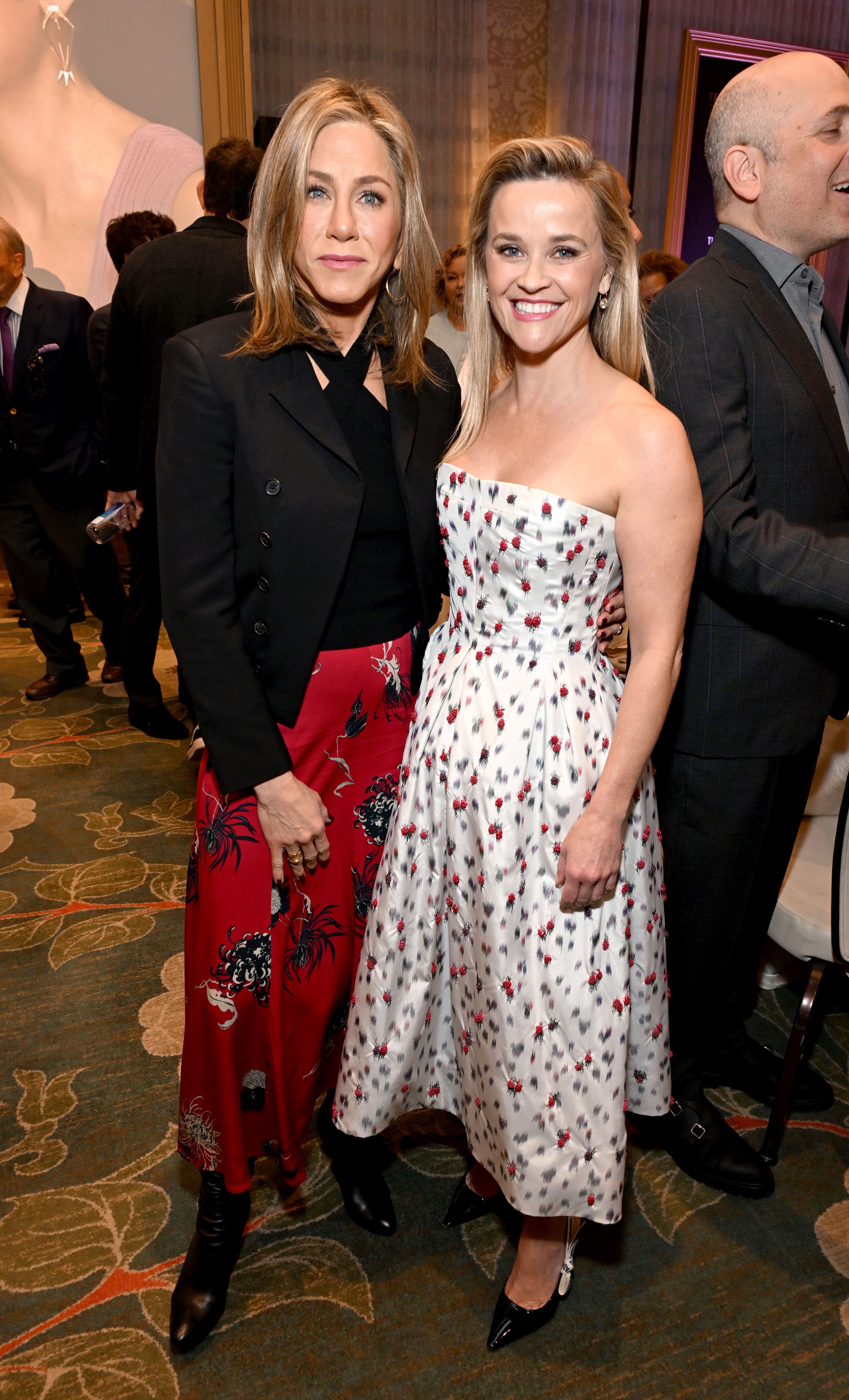 Jennifer Aniston y Reese Witherspoon, compañeras en 'The Morning Show', otra de las series reconocidas por los premios AFI, posaron juntas. Aniston combinó un top y una falda estampada con una chaqueta negra y Witherspoon eligió un vestido de Dior.