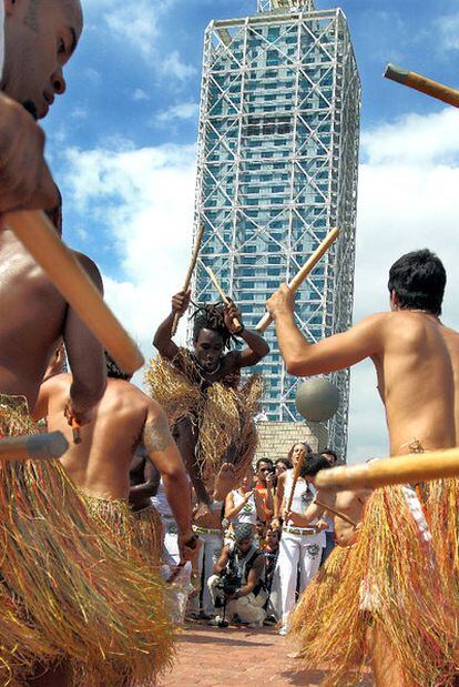 Actuación del grupo Cordáo de Ouro en el marco del Día de Brasil, ayer en el Moll de la Marina.