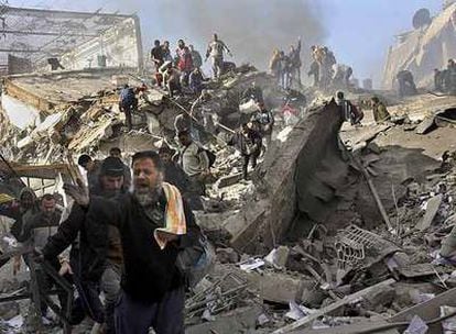 Prisioneros palestinos escapan entre los escombros del centro de detención de Saraya, en Gaza.