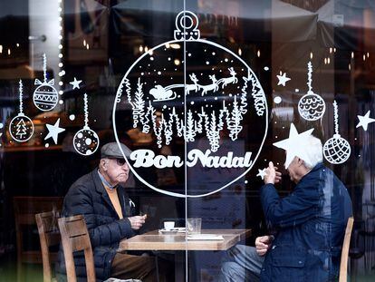 Dos personas desayunan en una cafetería del Paseo de Gracia de Barcelona este viernes