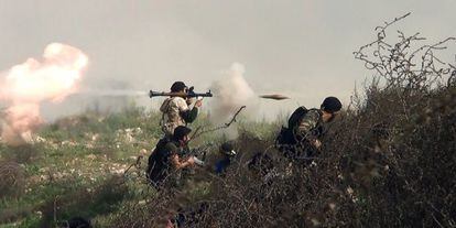 Opositores disparan un lanzagranadas cerca de Alepo.