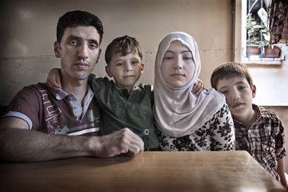 Fatima y Bilal son una joven pareja Siria de Alepo. Ella es hija de Sahara y Zacaria. Con apenas 23 años, ya ha pasado la frontera turca ilegalmente junto a su familia, y ahora espera con incertidumbre el futuro en Estambul. Su sueño es volver a Alepo cuando la guerra termine. Los días pasan despacio en el apartemento que un familiar comparte con ellos.