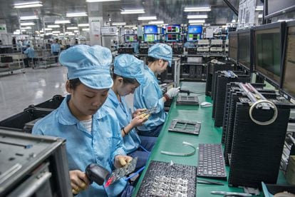 La tecnología se ve como la salvación para el desarrollo chino: proporciona mayor eficiencia y permite un control mucho más exhaustivo de los vertidos. El plan 'Made in China 2025' apuesta sin fisuras por la innovación y las manufacturas de alto valor añadido, como las de esta fábrica de chips de OPPO.