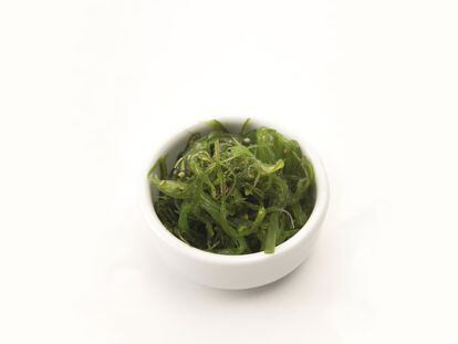 Un plato de algas, consideradas como un alimento de bajo contenido calórico que aporta una amplia gama de nutrientes esenciales.